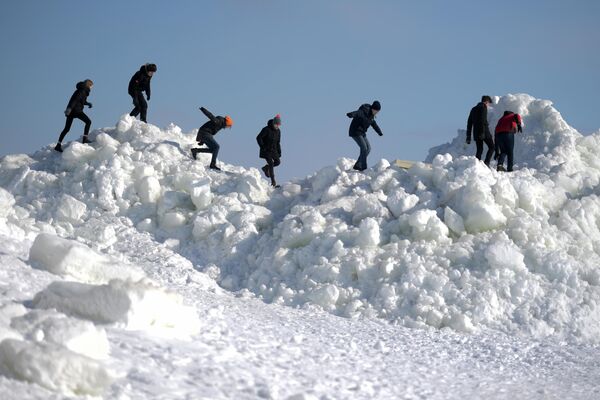 Ледяные торосы на Золотом пляже Зеленогорска, достигающие в высоту несколько метров