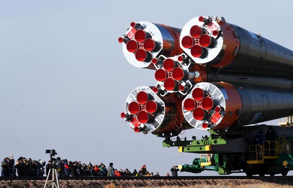 Транспортировка ракеты-носителя Союз-ФГ с пилотируемым кораблем Союз МС-12 на стартовую площадку космодрома Байконур