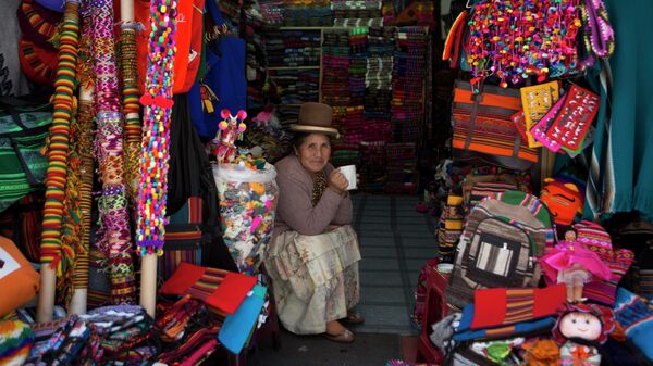 Продавщица на рынке ведьм в Ла-Пасе, Боливия