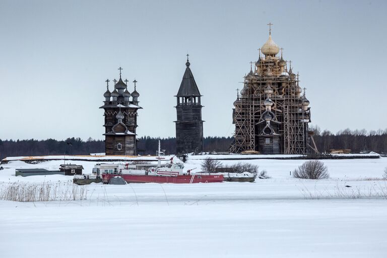 Церковь Преображения Господня, колокольня Кижского погоста и церковь Покрова Богородицы на территории государственного историко-архитектурного и этнографического музея-заповедника Кижи в Республике Карелия