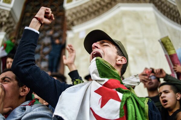 Демонстрации против выдвижения действующего президента Алжира Абельазиза Бутефлики на пятый президентский срок подряд