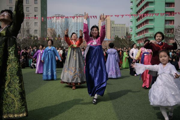 Танцоры выступают в день выборов в Верховное народное собрание в Пхеньяне