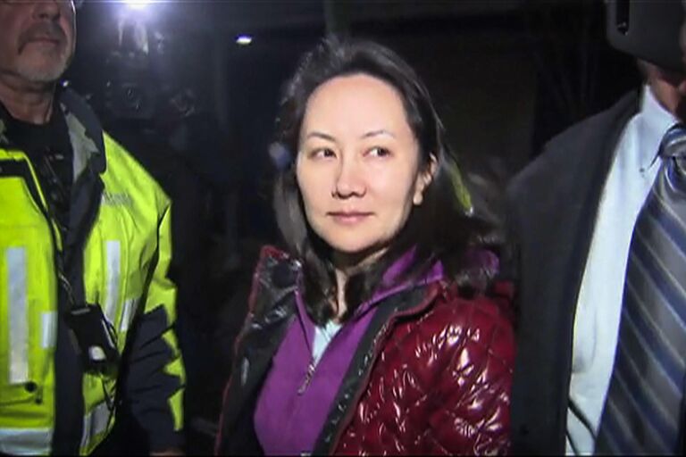 Финансовый директор компании Huawei Мэн Ваньчжоу, обвиняемая в мошенничестве, после слушания суда в Ванкувере Финансовый директор компании Huawei Мэн Ваньчжоу, обвиняемая в мошенничестве, после слушания суда в Ванкувере