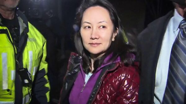 Финансовый директор компании Huawei Мэн Ваньчжоу, обвиняемая в мошенничестве, после слушания суда в Ванкувере 