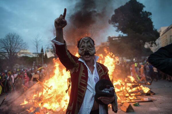 Участник независимого карнавала в районе Ле-Панье в Марселе, Франция