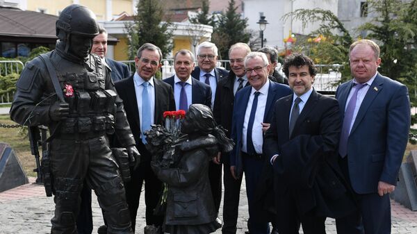 Делегация из Франции у памятника Вежливым людям в Крыму