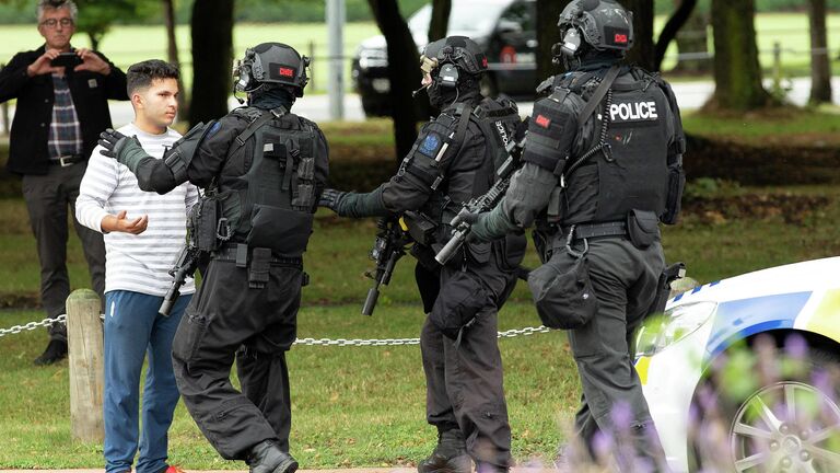 Сотрудники правоохранительных органов рядом с местом стрельбы в мечети города Крайстчерч, Новая Зеландия
