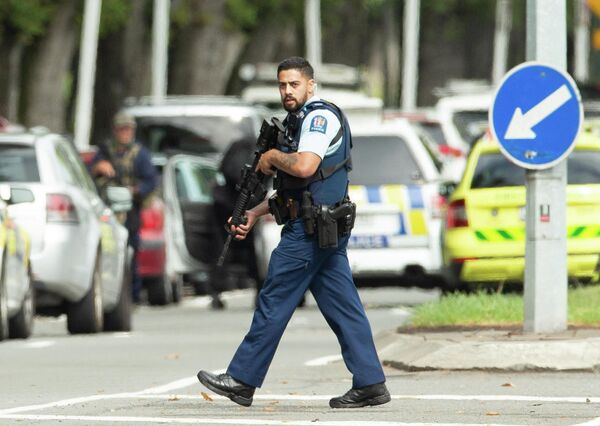 Сотрудник правоохранительных органов рядом с местом стрельбы в мечети города Крайстчерч, Новая Зеландия