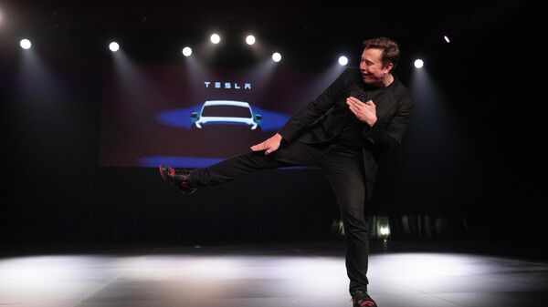 Глава компании Tesla Илон Маск во время презентации автомобиля Tesla Model Y. 14 марта 2019