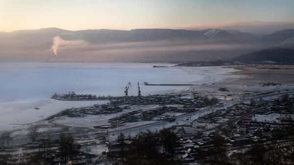 Вид на город Култук на берегу Байкала из вагона Кругобайкальской железной дороги