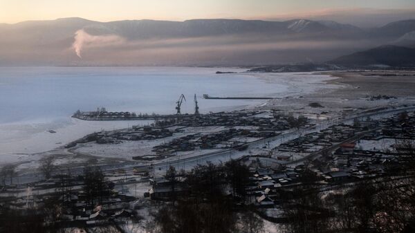 Вид на город Култук на берегу Байкала из вагона Кругобайкальской железной дороги