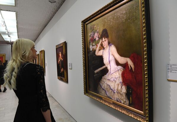 Девушка возле картины Портрет С. И. Ментер на выставке Ильи Репина в Третьяковской галерее на Крымском валу 