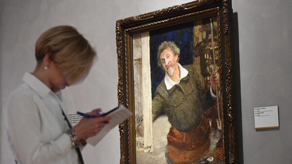 Посетительница возле картины Автопортрет за работой на выставке Ильи Репина в Третьяковской галерее на Крымском валу