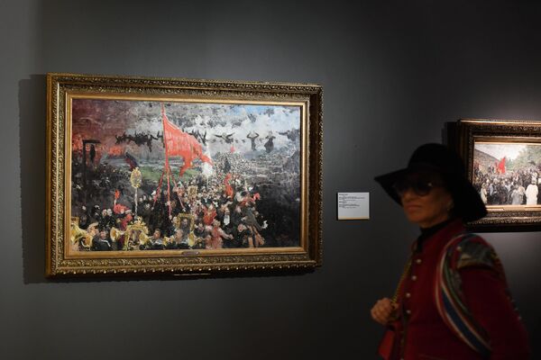 Посетительница возле картины Манифестация на выставке Ильи Репина в Третьяковской галерее на Крымском валу