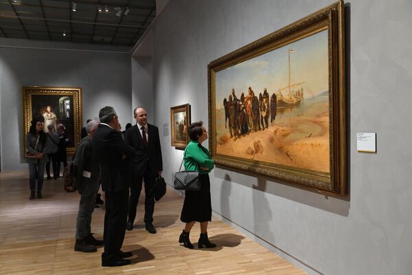 Посетители возле картины Бурлаки на Волге на выставке Ильи Репина в Третьяковской галерее на Крымском валу