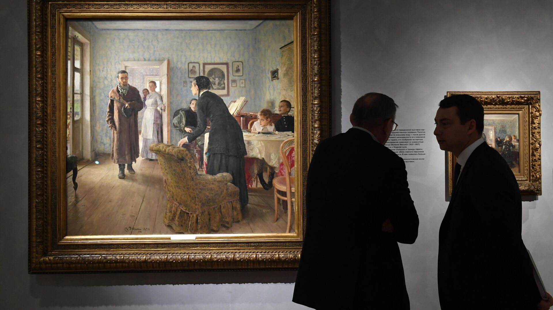 Посетители возле картины Не ждали на выставке Ильи Репина в Третьяковской галерее на Крымском валу - РИА Новости, 1920, 05.08.2022
