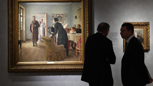 Посетители возле картины Не ждали на выставке Ильи Репина в Третьяковской галерее на Крымском валу