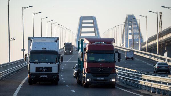 Грузовые машины на Крымском мосту
