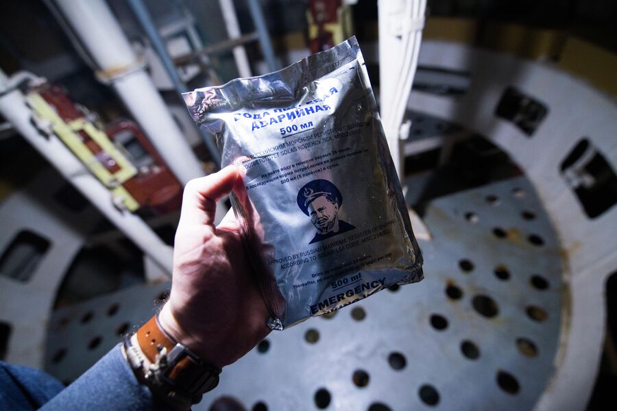 Пакет с питьевой водой внутри ВСК подводного крейсера Юрий Долгорукий
