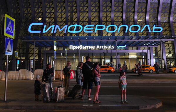 Пассажиры у здания терминала Крымская волна международного аэропорта Симферополь
