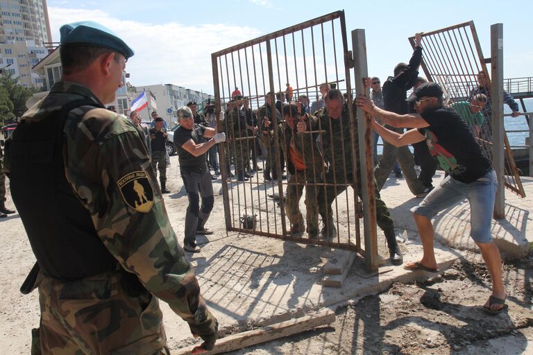 Народные дружинники демонтируют забор на входе на пляж в поселке Парковое под Ялтой