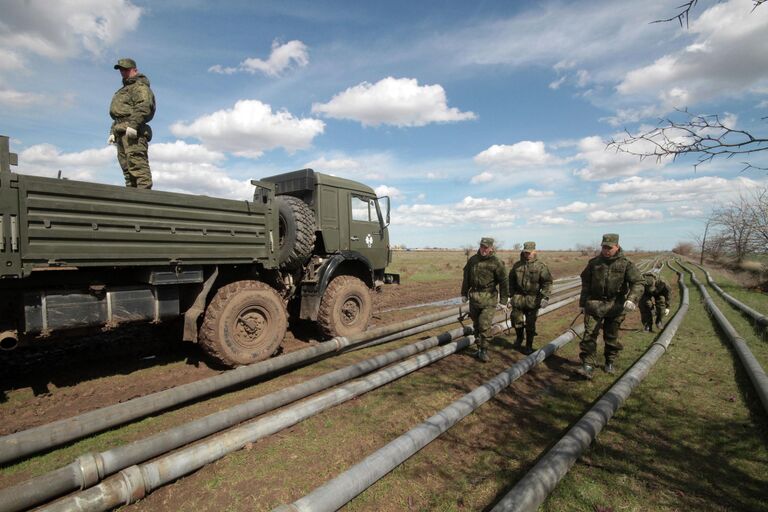 Военнослужащие подразделений материально-технического обеспечения выполняют работы по прокладке трубопровода к Северо-Крымскому каналу для обеспечения питьевой водой населенных пунктов на Юго-Востоке полуострова Крым