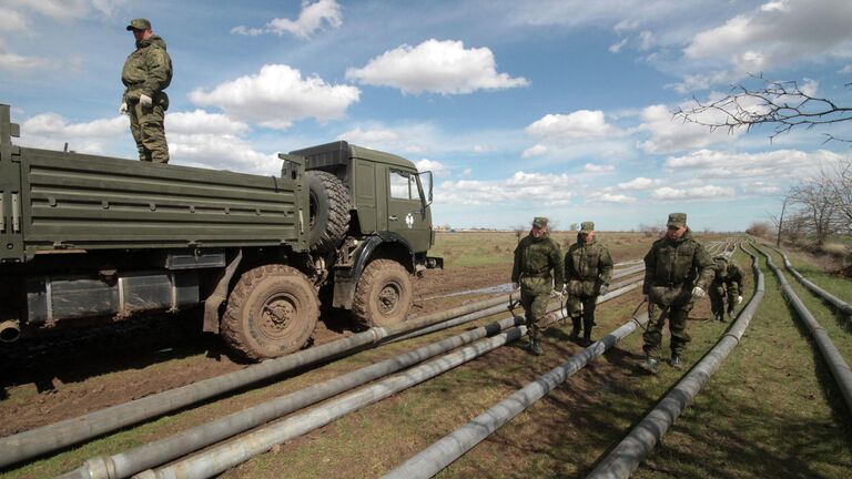 Военнослужащие подразделений материально-технического обеспечения выполняют работы по прокладке трубопровода к Северо-Крымскому каналу для обеспечения питьевой водой населенных пунктов на Юго-Востоке полуострова Крым