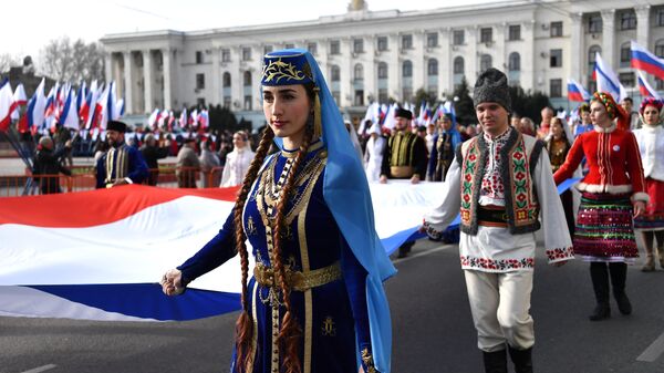 Праздничное шествие, посвященное 5-й годовщине Общекрымского референдума 2014 года и воссоединения Крыма с Россией, на одной из улиц в Симферополе
