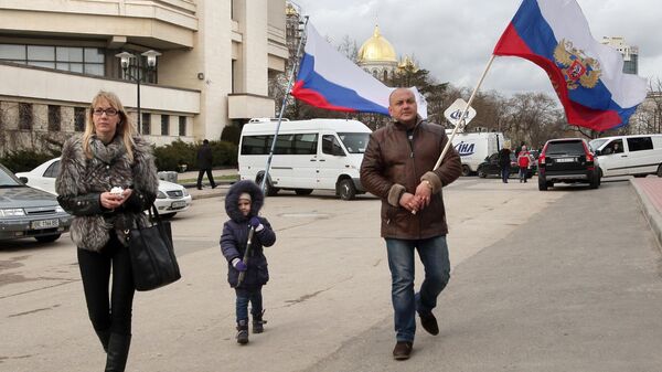 Семья с российскими флагами во время референдума о статусе Крыма в Симферополе