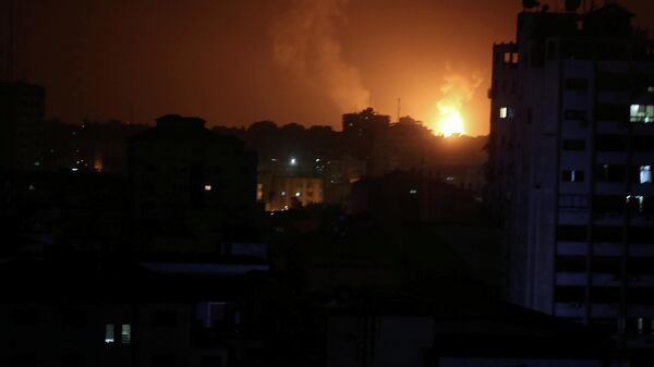 Пламя от израильских авиаударов по Газе, Палестина. 15 марта 2019