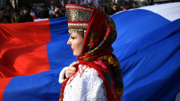 Девушка в национальном костюме во время мероприятий, посвященных годовщине Общекрымского референдума 2014 года и воссоединения Крыма с Россией