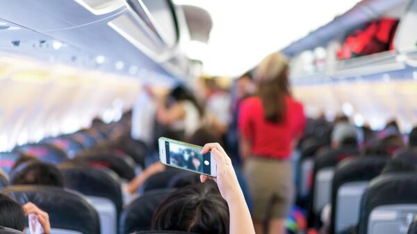 Девушка делает селфи на борту самолета