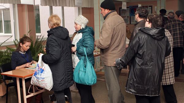 Жители Симферополя на одном из избирательных участков во время голосования на референдуме о статусе Крыма