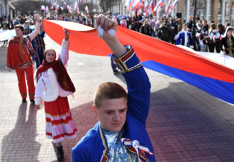 Праздничное шествие, посвященное 5-й годовщине Общекрымского референдума 2014 года и воссоединения Крыма с Россией, на одной из улиц в Симферополе