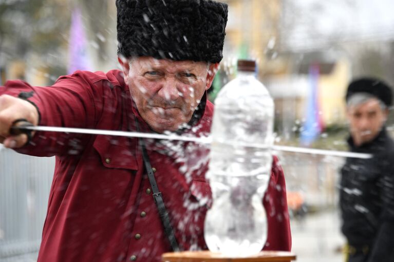 Выступление казачьего коллектива во время празднования 5-й годовщины Общекрымского референдума 2014 года и воссоединения Крыма с Россией в парке имени Юрия Гагарина в Симферополе