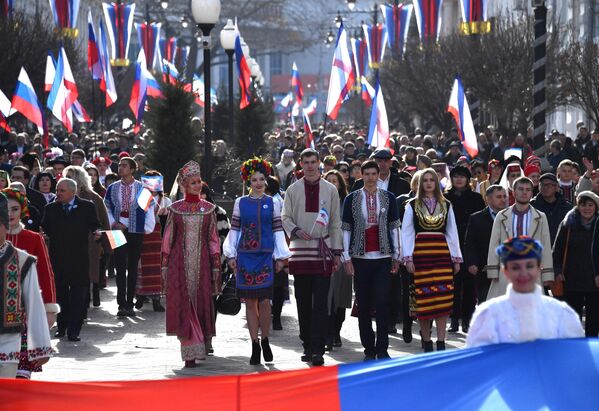 Праздничное шествие, посвященное годовщине Общекрымского референдума 2014 года и воссоединения Крыма с Россией, на одной из улиц в Симферополе