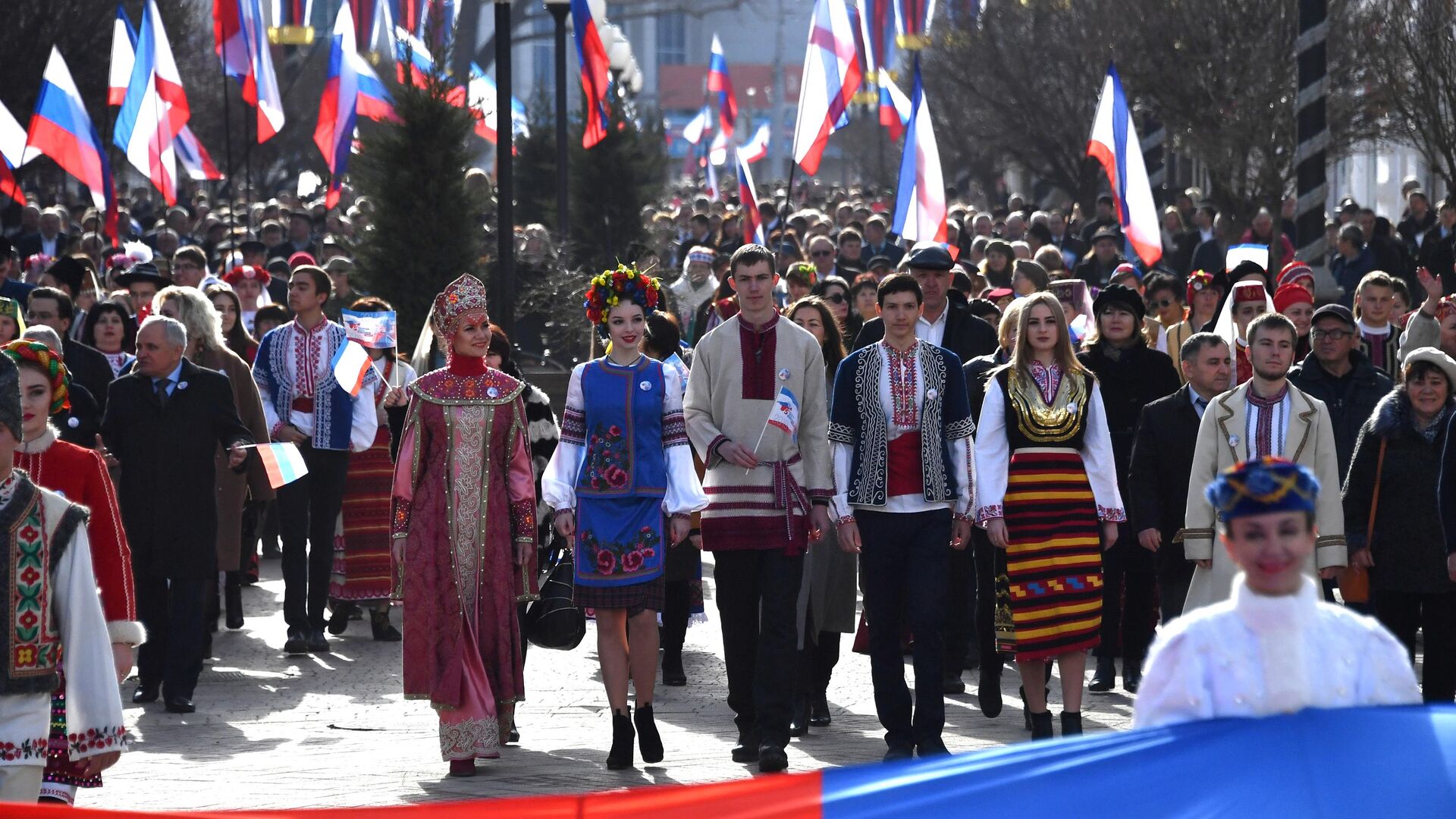 Праздничное шествие, посвященное годовщине Общекрымского референдума 2014 года и воссоединения Крыма с Россией, на одной из улиц в Симферополе - РИА Новости, 1920, 18.03.2021