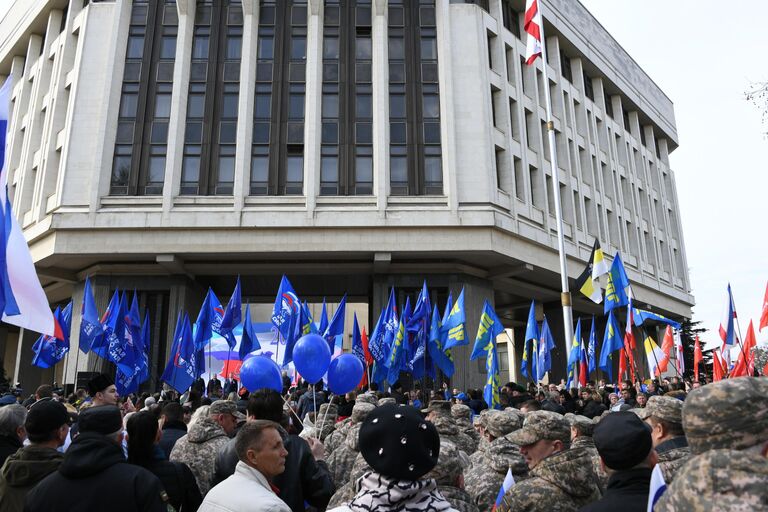 Участники праздничных мероприятий, посвященных 5-й годовщине Общекрымского референдума 2014 года и воссоединения Крыма с Россией, у здания Государственного Совета Республики Крым в Симферополе