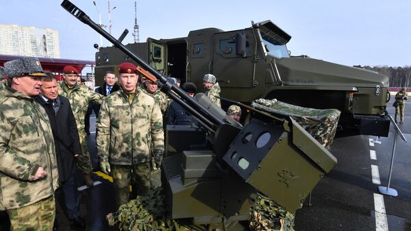 Виктор Золотов осматривает боевой дистанционно-управляемый модуль на презентации новой техники и вооружения Росгвардии. 15 марта 2019