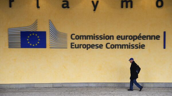 Прохожий у здания Европейской комиссии в Брюсселе.