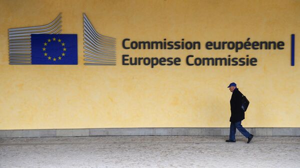 Прохожий у здания Европейской комиссии в Брюсселе.