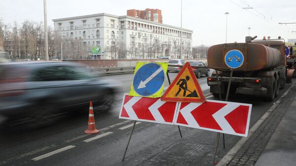 Знаки Дорожные работы, Направление объездного ремонтируемого участка дороги, Объезд препятствий слева на дороге в Москве