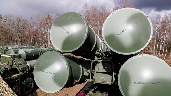 Боевые расчеты новейших зенитных ракетных систем С-400 Триумф в Калининградской области