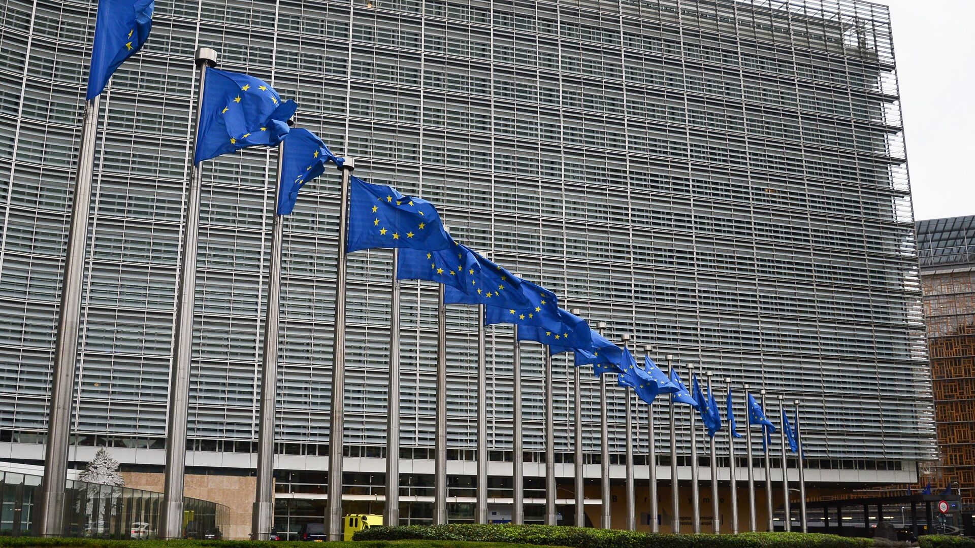 Флаги с символикой ЕС у здания Еврокомиссии в Брюсселе - РИА Новости, 1920, 14.09.2022
