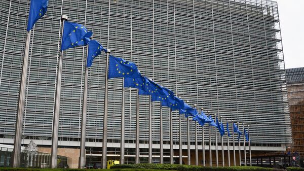 Флаги с символикой Евросоюза у здания Еврокомиссии в Брюсселе