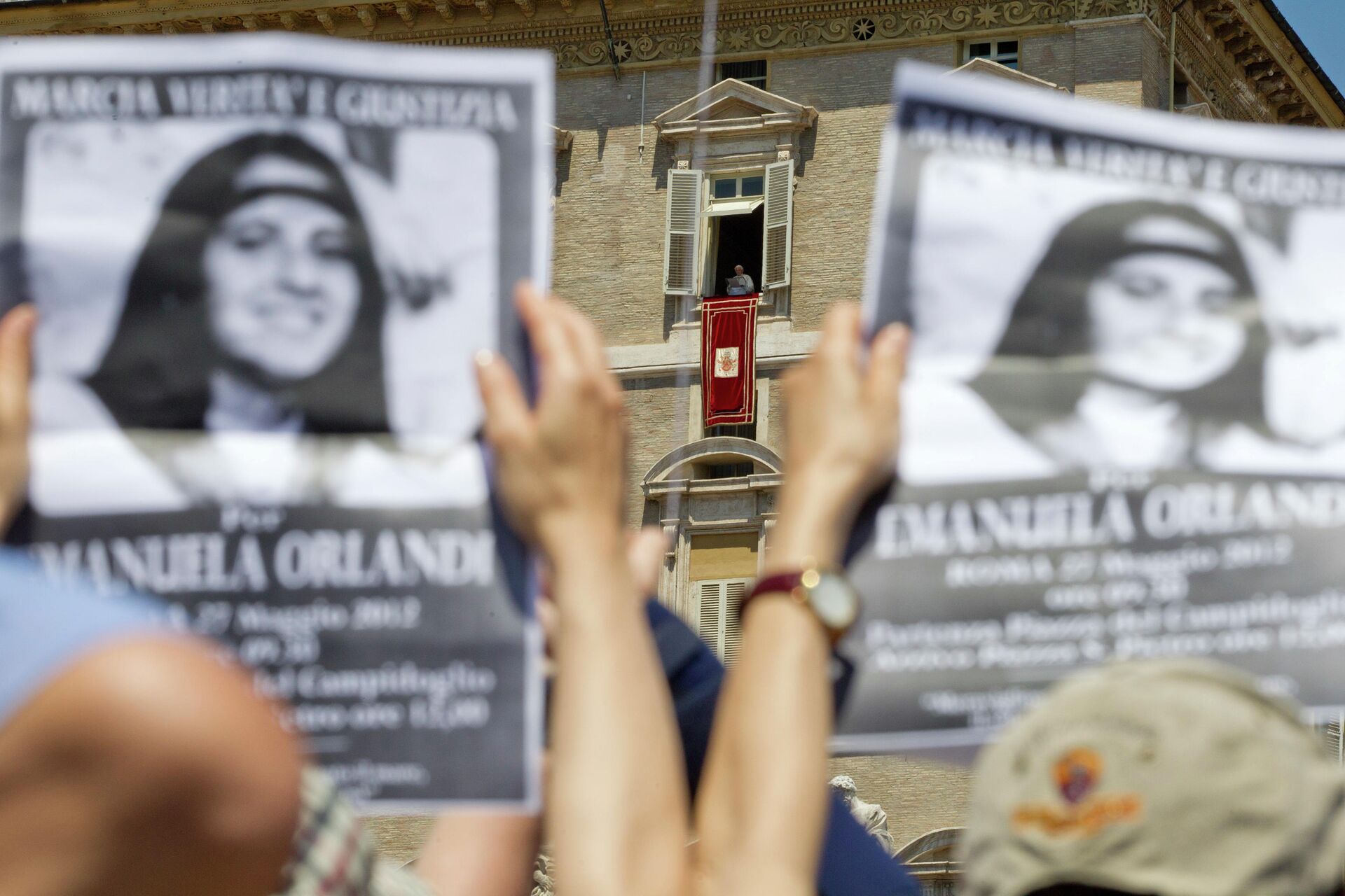 Люди с плакатами с объявлением об исчезновении Эмануэлы Орланди в Ватикане  - РИА Новости, 1920, 10.02.2023