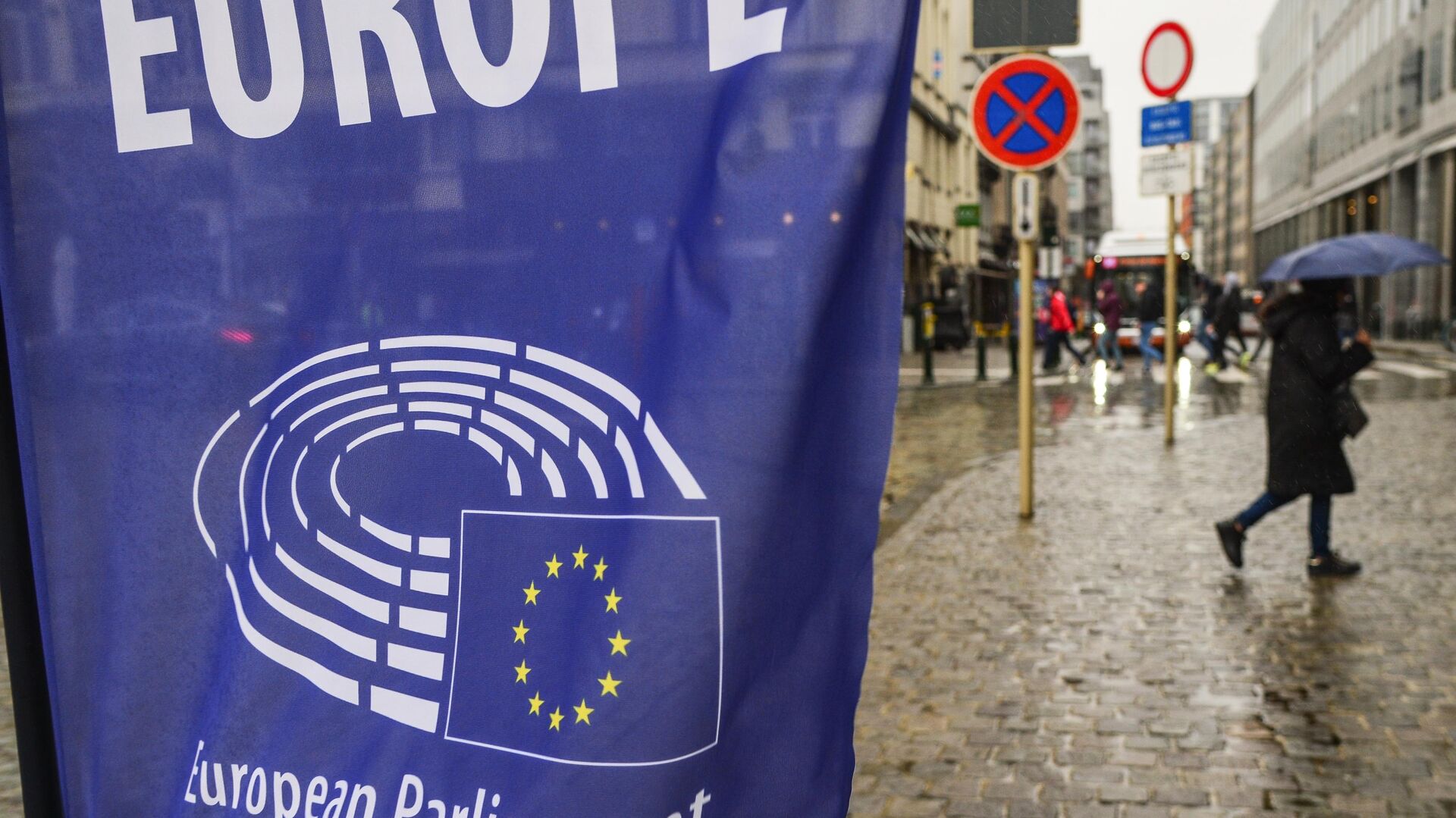 Логотип Европарламента на баннере на одной из улиц Брюсселя - РИА Новости, 1920, 17.03.2021