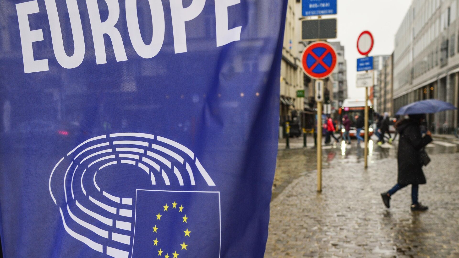 Логотип Европарламента на баннере на одной из улиц Брюсселя - РИА Новости, 1920, 17.03.2021
