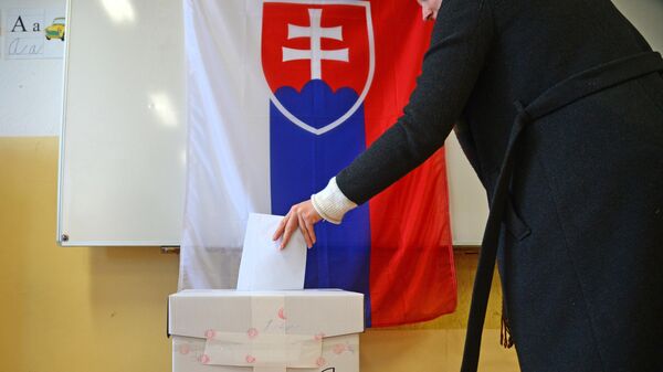 Избиратель голосует на выборах президента Словакии на избирательном участке в Братиславе. 16 марта 2019