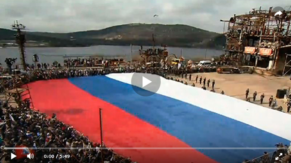 В Крыму развернули самый большой флаг России